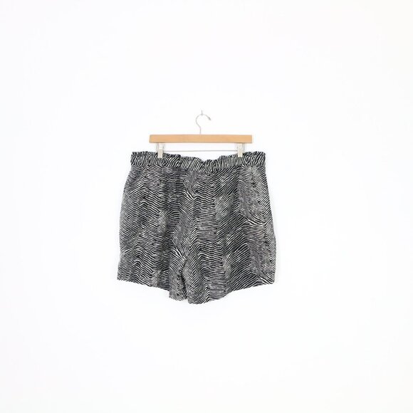 *Joe Fresh Black & White Animal Print Shorts - Picture 5 of 6